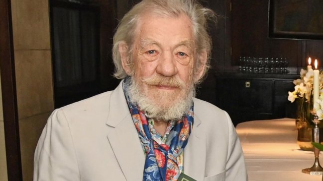 Ian McKellen rompe el silencio tras preocupante caída del escenario