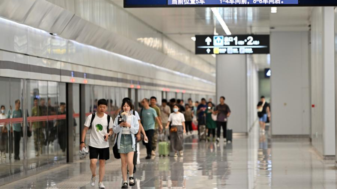 China registra más de 800 millones de viajes de pasajeros en tren en temporada alta de verano