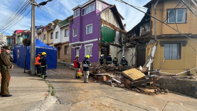 Recuperan cuerpo de un hombre que quedó atrapado en un derrumbe en Valparaíso