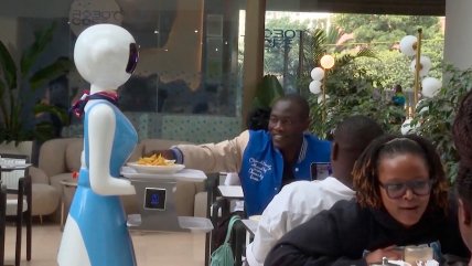   Clientes de un restaurante de Kenia son atendidos por robots 