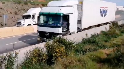   Conductor saltó de su camión al descubrirse cuesta abajo y sin frenos 