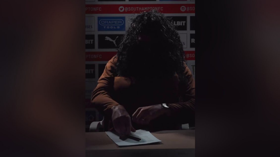 [VIDEO] Southampton de Brereton presentó a un refuerzo disfrazado como 