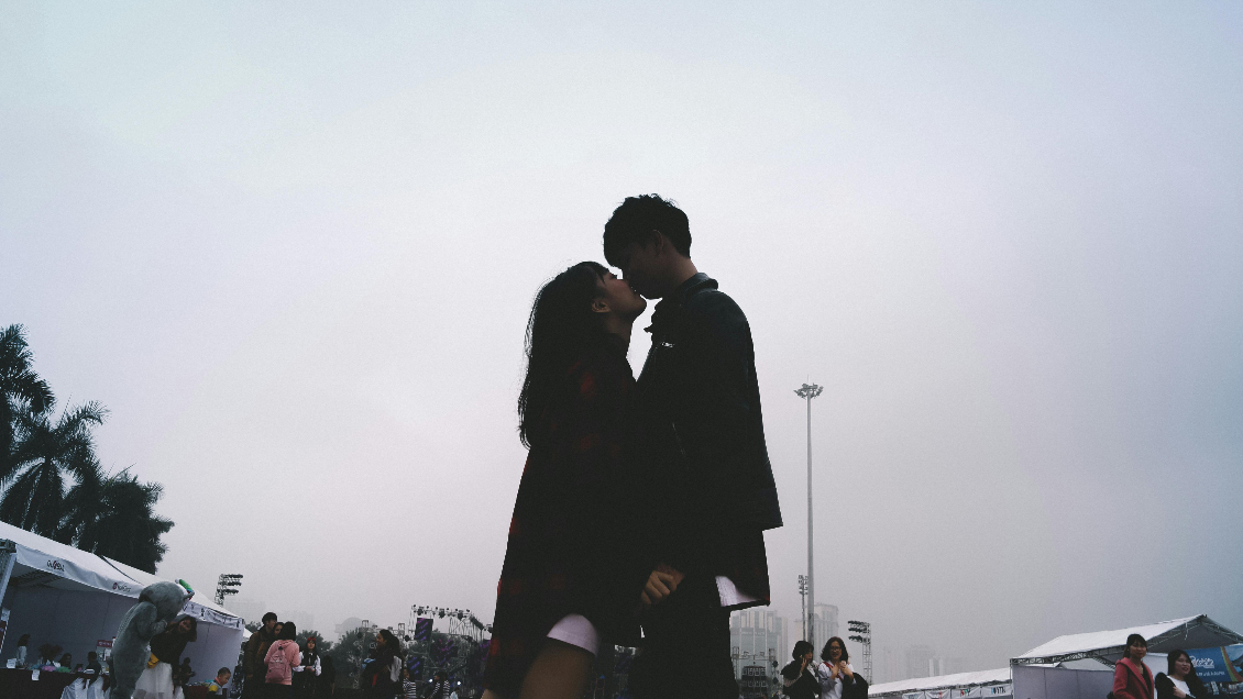 Japón: Número de adolescentes que se ha besado cae al mínimo en 37 años