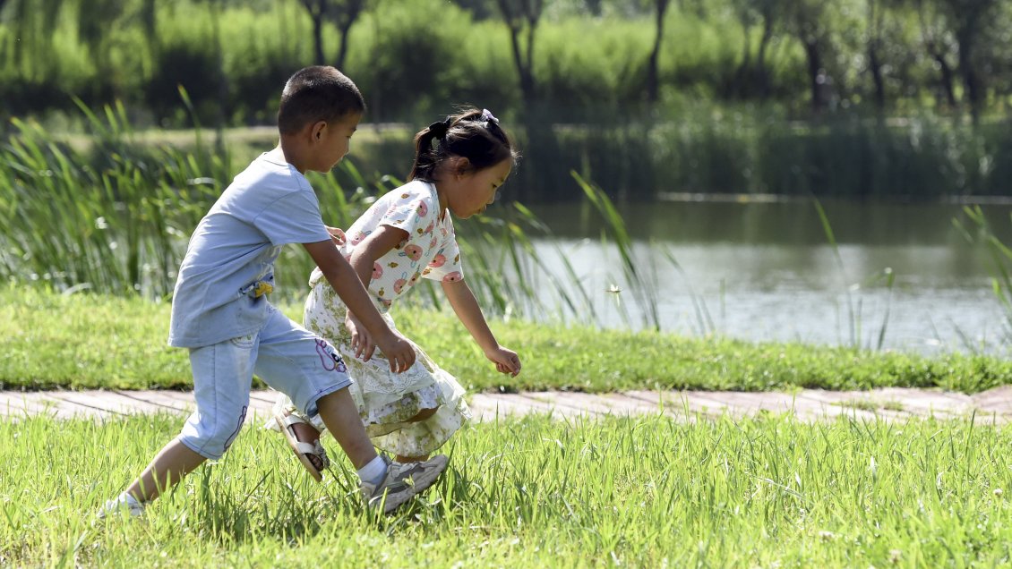 China establece políticas para proteger mejor a niños migrantes nacionales