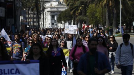   Profesores marcharon para exigir mejoras en las escuelas de Valparaíso 