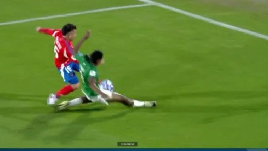 [VIDEO] Golpeó en la cara: El penal para Chile que fue anulado con el VAR