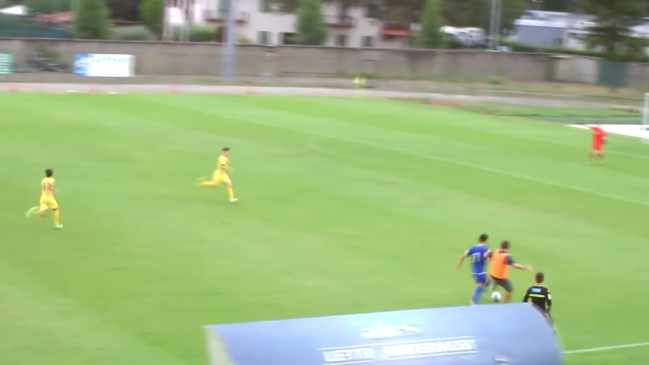 [VIDEO] Entrenador italiano se metió a la cancha y cortó un contragolpe