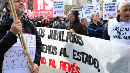   Policía motorizado atropelló a jubilada en protesta contra Milei 