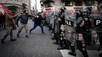  Protestas y represión policial rodearon importante triunfo legislativo de Milei  