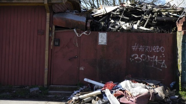   Adulto mayor fue rescatado tras días atrapado bajo la acumulación de basura en su casa 