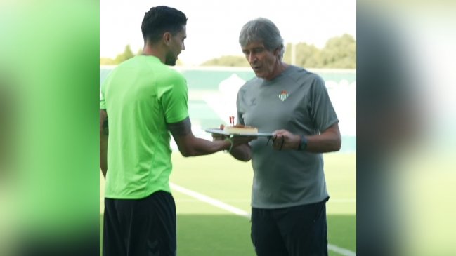   [VIDEO] ¡Con torta! Jugadores de Betis festejaron a Manuel Pellegrini por su cumpleaños 