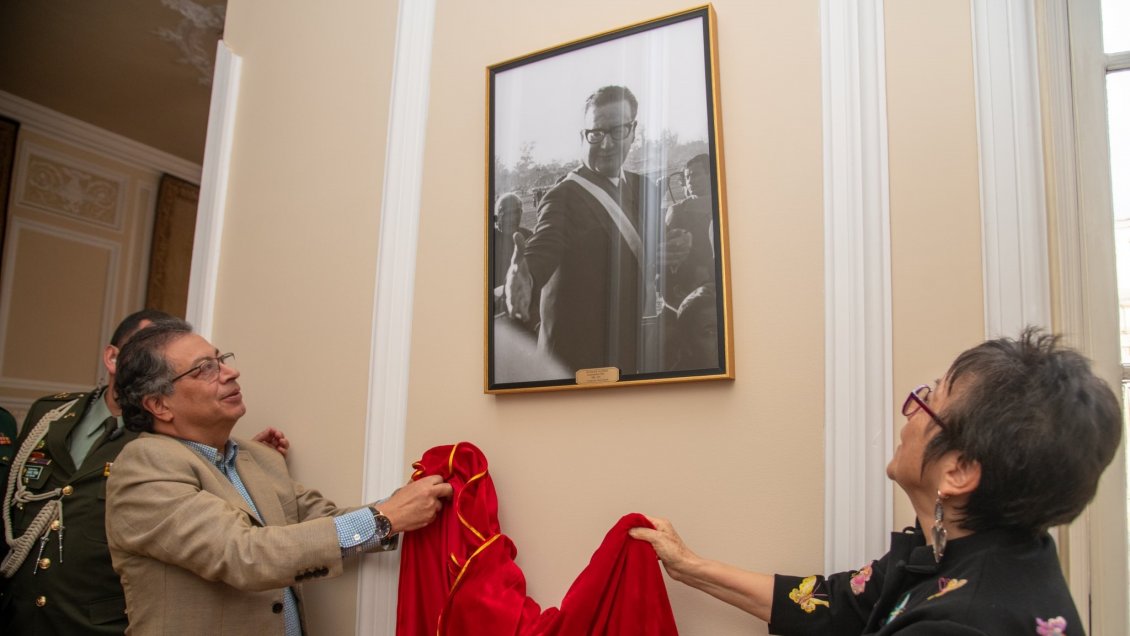 Colombia colgó en sede presidencial una foto inédita de Salvador Allende