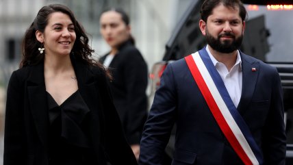 Presidente Boric asistió junto a su nueva pareja a la tradicional gala en el Teatro Municipal