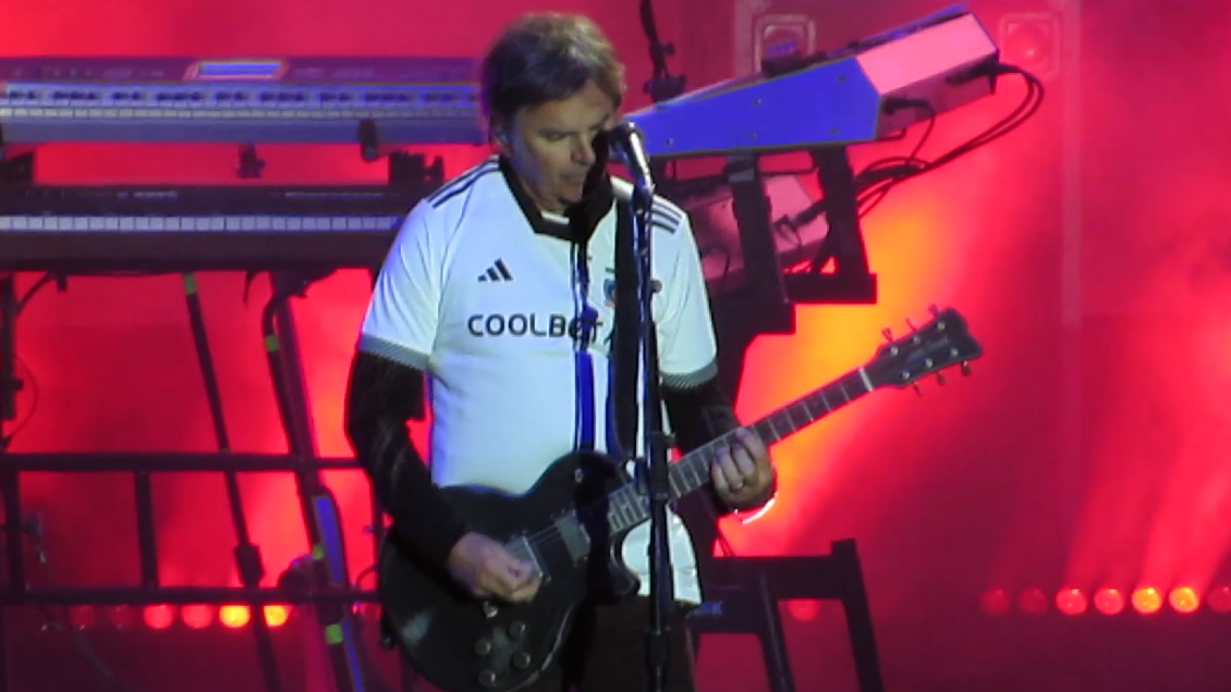 [VIDEO] Jonathan Cain lució la camiseta de Colo Colo en pleno concierto de Journey