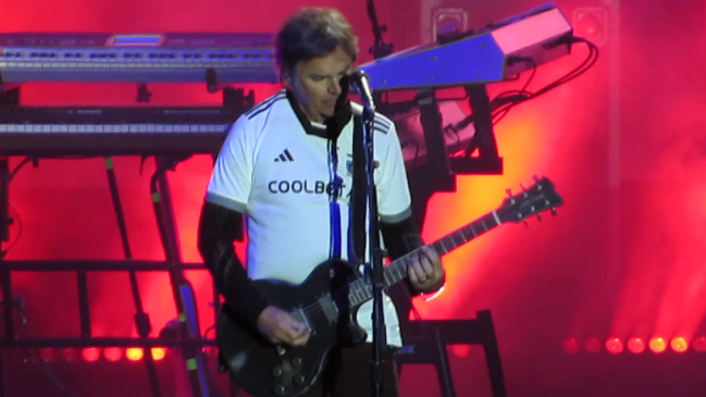   [VIDEO] Jonathan Cain lució la camiseta de Colo Colo en pleno concierto de Journey 