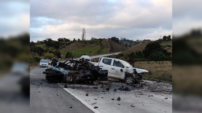   Tres personas murieron en accidente entre auto particular y camioneta municipal en Castro 