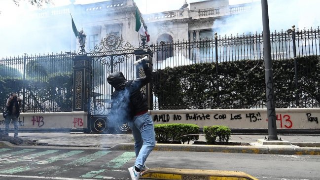   México: Activistas de Ayotzinapa lanzaron petardos a la Secretaría de Gobernación 