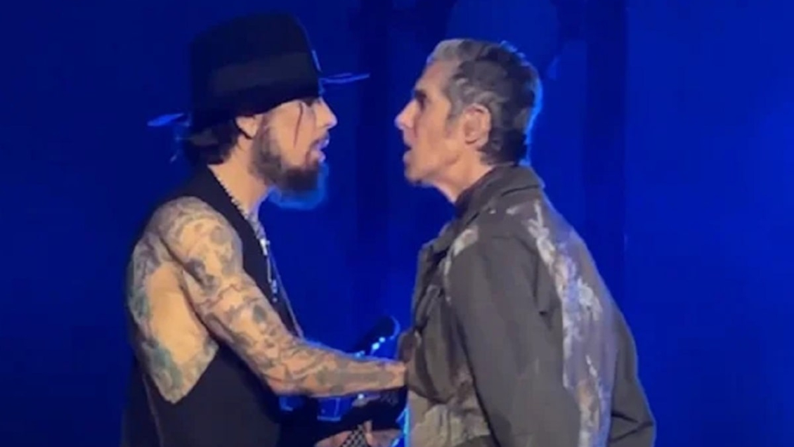 Aseguran que Perry Farrell protagonizó nuevo episodio violento tras bambalinas