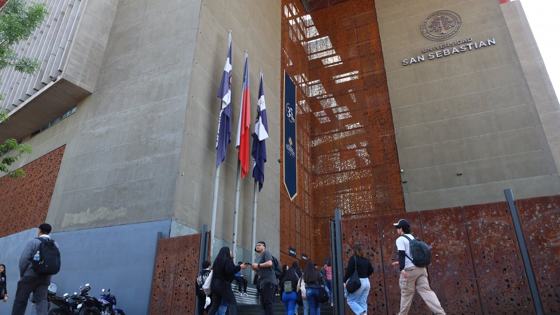 Revelan contratos directos de Minsal con USS por 461 millones de pesos