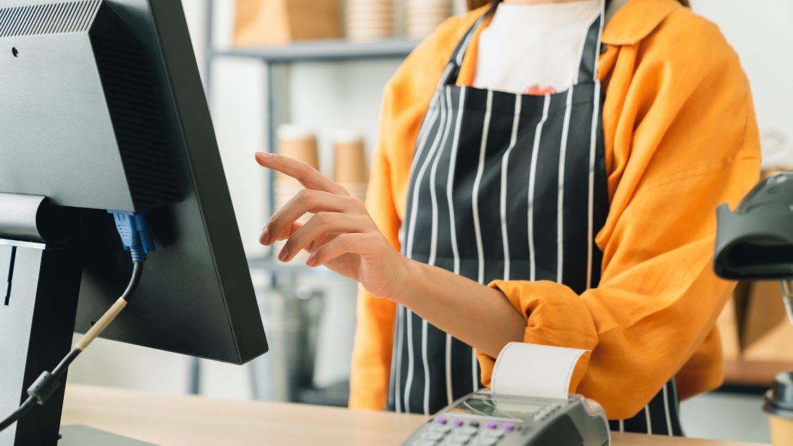 Tienda arriesga multa de $60 millones por difundir foto de cliente tras error de cajera