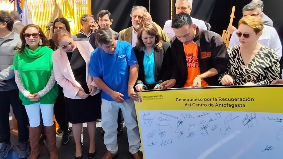 Autoridades, candidatos y privados firmaron compromiso para recuperar centro de Antofagasta