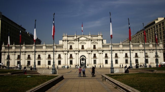  Sobrecarga laboral en La Moneda: Funcionarios exigen remoción de directora  