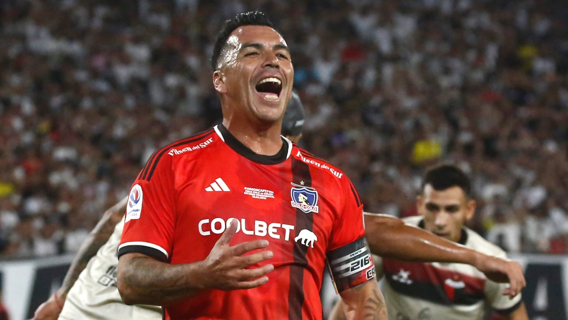 Un hincha más: Paredes alentó a Colo Colo desde la galería y se fotografió con Vidal