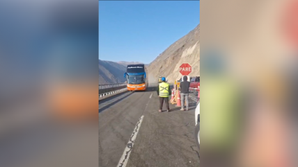 Habilitan tránsito entre Arica e Iquique tras corte por desprendimientos de rocas