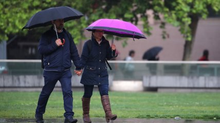 Santiago inició la semana bajo una lluvia primaveral