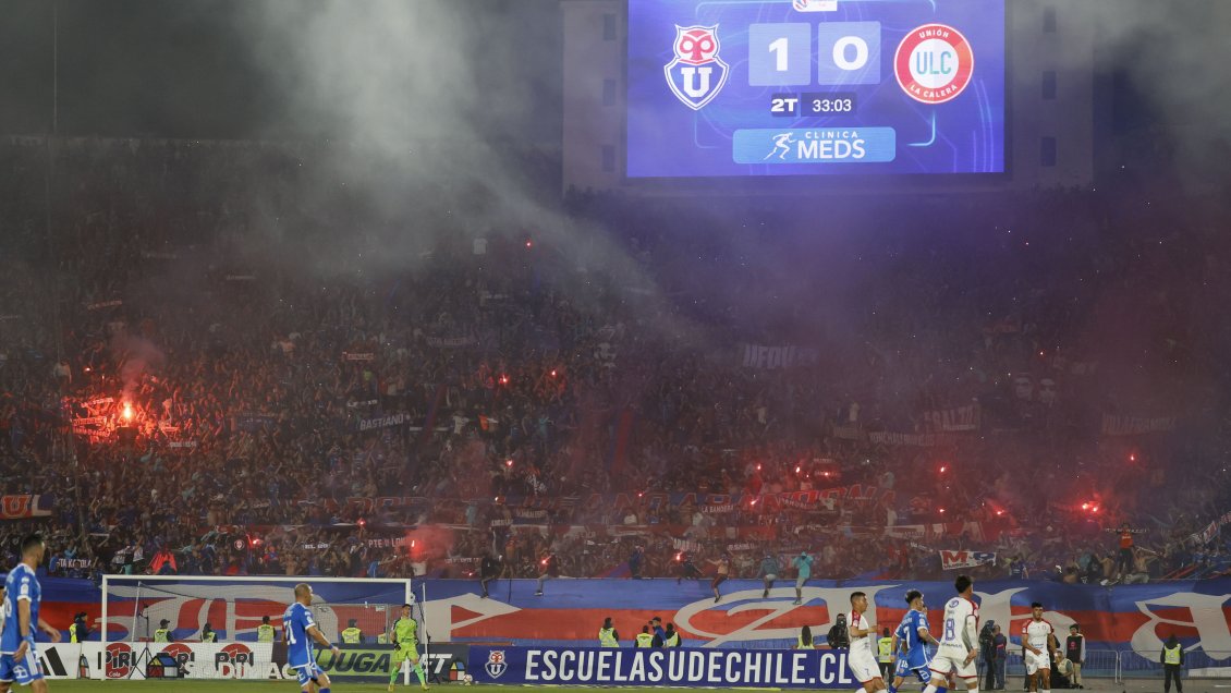 Arbitro denunció a la U por juego de luces y pirotecnia en duelo ante La Calera