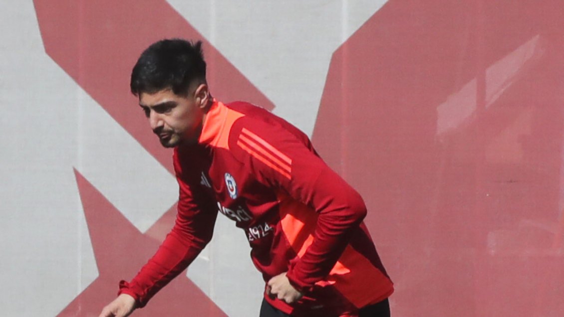 Williams Alarcón presentó molestias físicas y encendió alarmas en La Roja