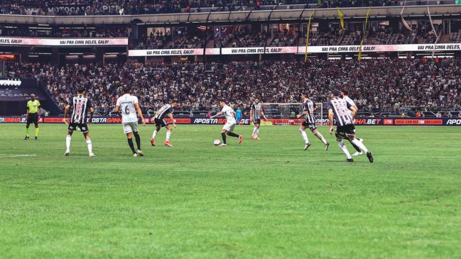 Gremio perdió ante Atlético Mineiro pese a golazo de Alexander Aravena