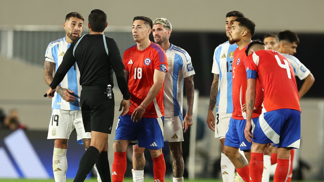 Los jugadores de La Roja con riesgo de suspensión para enfrentar a Colombia