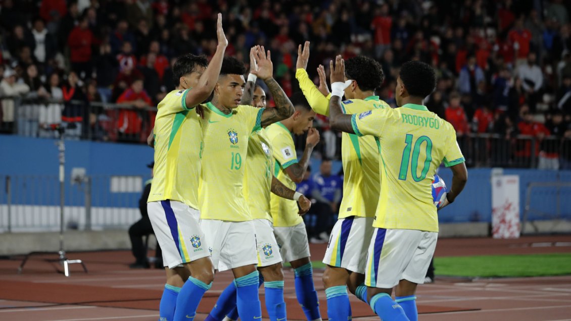 [VIDEO] ¿Era penal? La polémica jugada contra Valdés antes del gol de Igor Jesús para Brasil