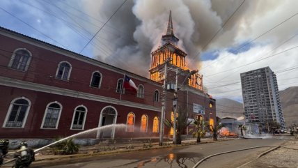 Incendio de la histórica Iglesia San Francisco de Iquique dejó al menos 10 heridos