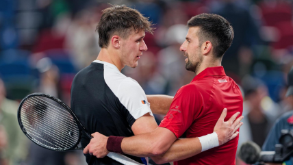   Djokovic remontó ante el joven Mensik y entró a semifinales de Shanghai 