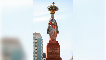  Bolivia: Arrojan pintura a estatua de Isabel la Católica en rechazo al 