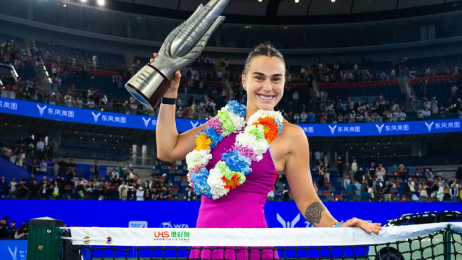 Sabalenka venció a Zheng para celebrar en Wuhan y acechar el número 1 de la WTA