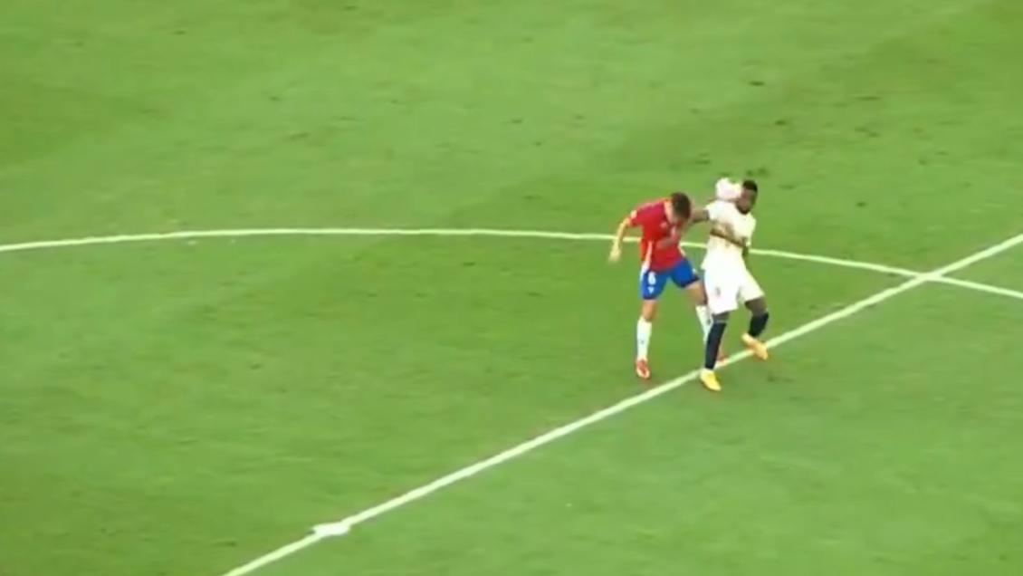 [VIDEO] ¿Era para roja? El codazo de Jhon Córdoba a Thomas Galdames