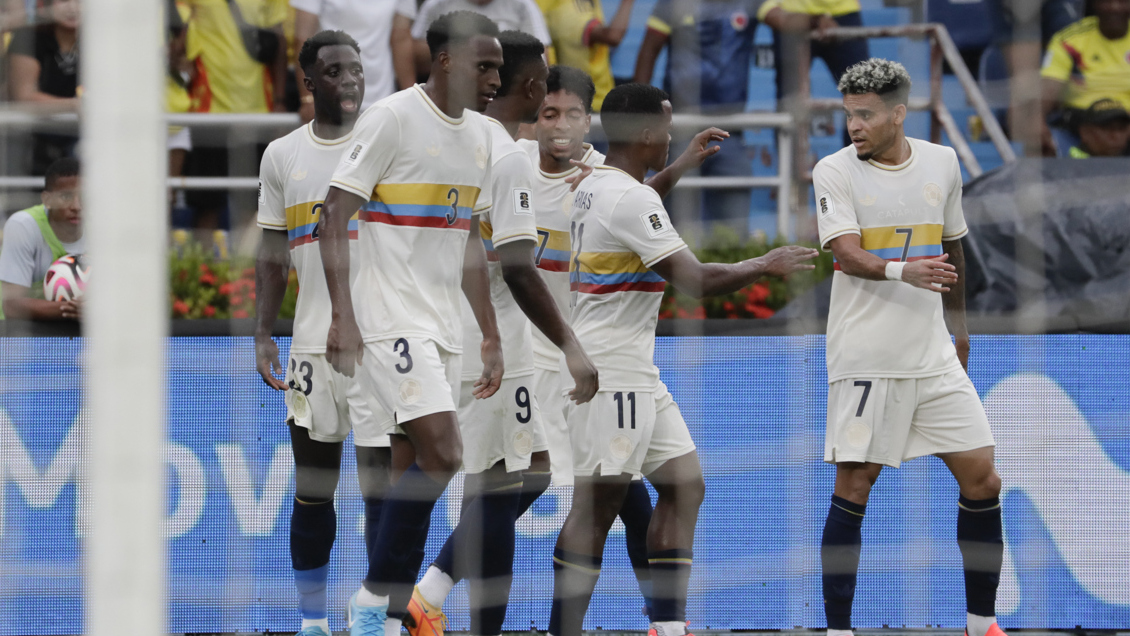 [VIDEO] Luis Díaz aprovechó grosero error de la defensa chilena y marcó para Colombia