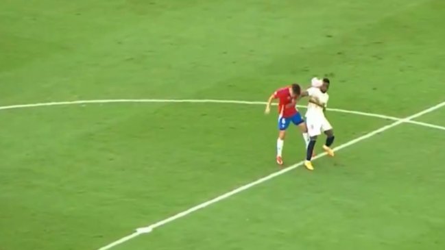 [VIDEO] ¿Era para roja? El codazo de Jhon Córdoba a Thomas Galdames