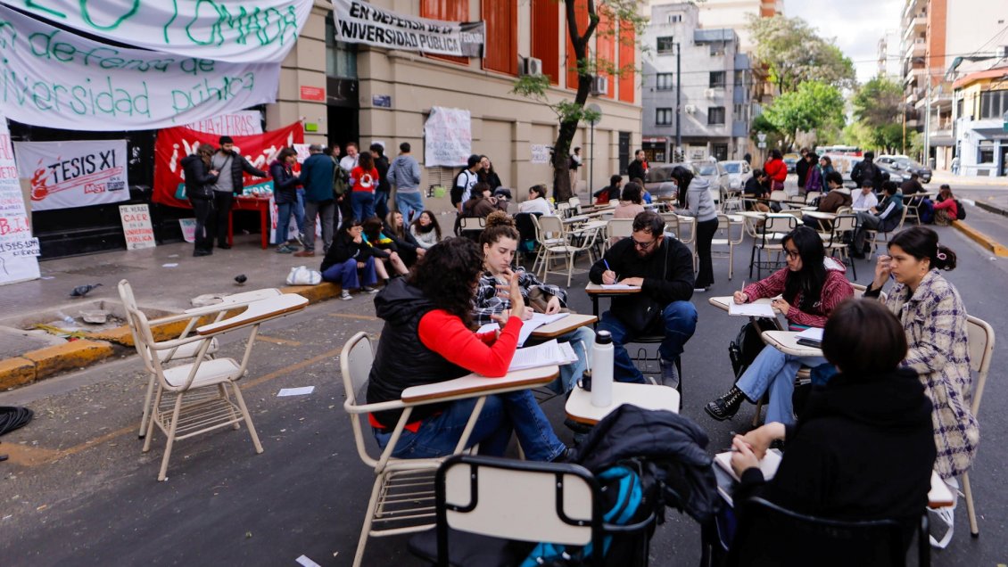 En medio de tomas: Milei afirma que universidad pública seguirá sin arancel