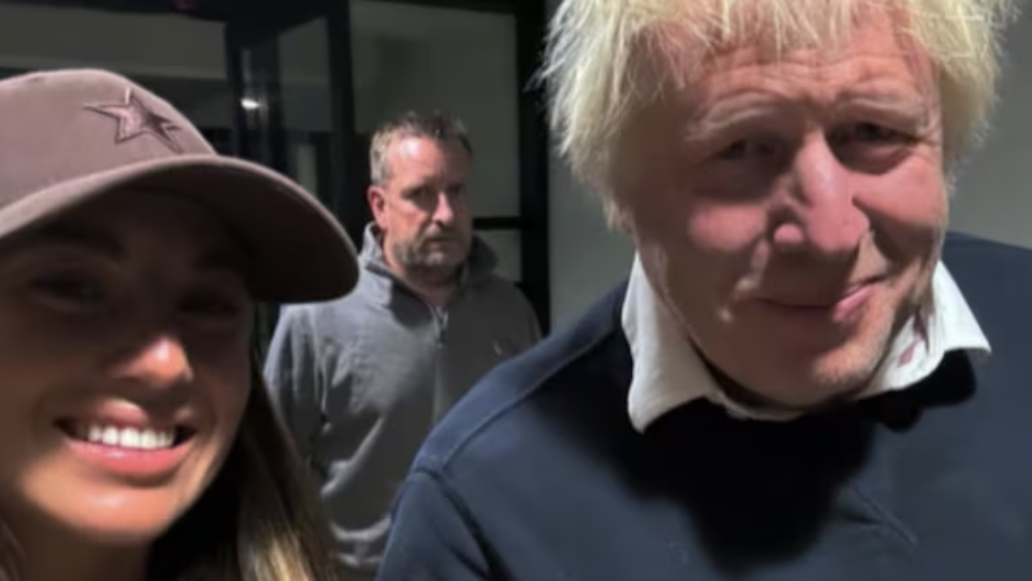 Tita Ureta y su directa pregunta a exprimer ministro Boris Johson: Le consultó sobre moai en Inglaterra