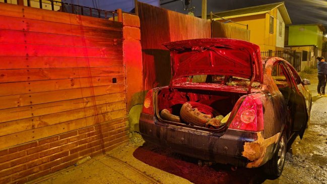 Hombre quemó dos autos tras amenazar de muerte a su suegra