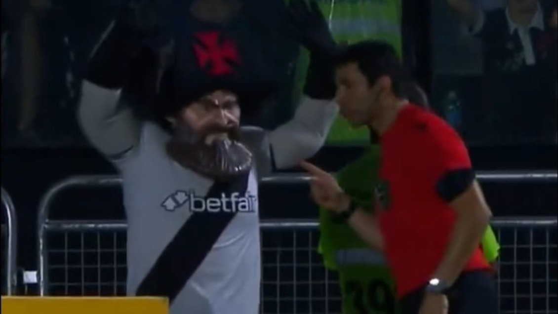 [VIDEO] La mascota de Vasco fue advertido por hacer tiempo en duelo ante Cuiabá