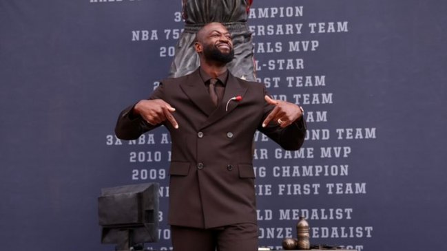 [VIDEO] ¿Se parece? Miami Heat presentó estatua en honor a Dwyane Wade