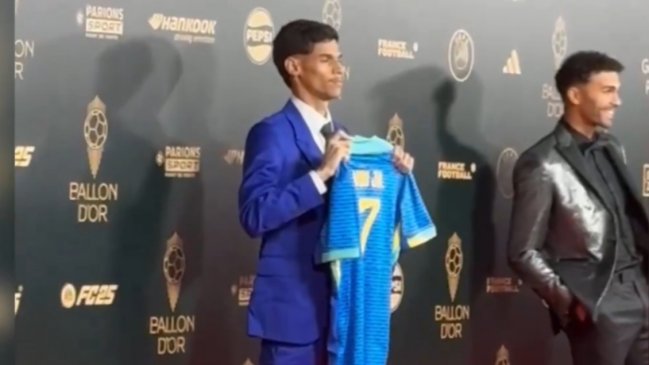 Tiktoker brasileño exhibió una camiseta de Vinicius en la gala del Balón de Oro