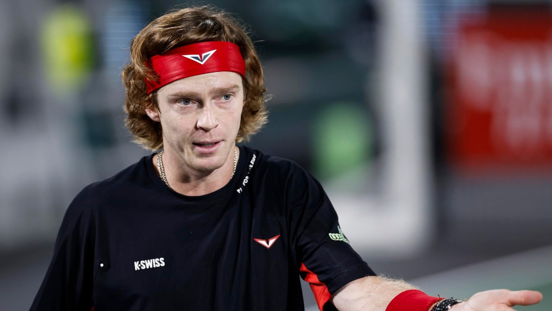 [VIDEO] Andrey Rublev se lastimó la rodilla tras violenta reacción en París-Bercy
