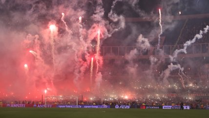   El Monumental de River fue clausurado tras recibimiento con bengalas 