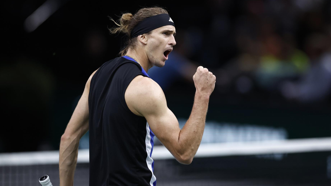 Zverev derrotó a Tsitsipas y se instaló en las semifinales del Masters de París